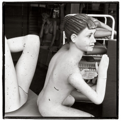 Mannequin 1 side